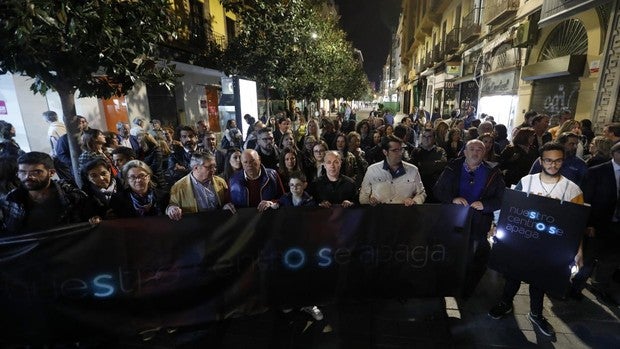 La iluminación de la calle Cruz Conde de Córdoba aguanta apenas cuatro años