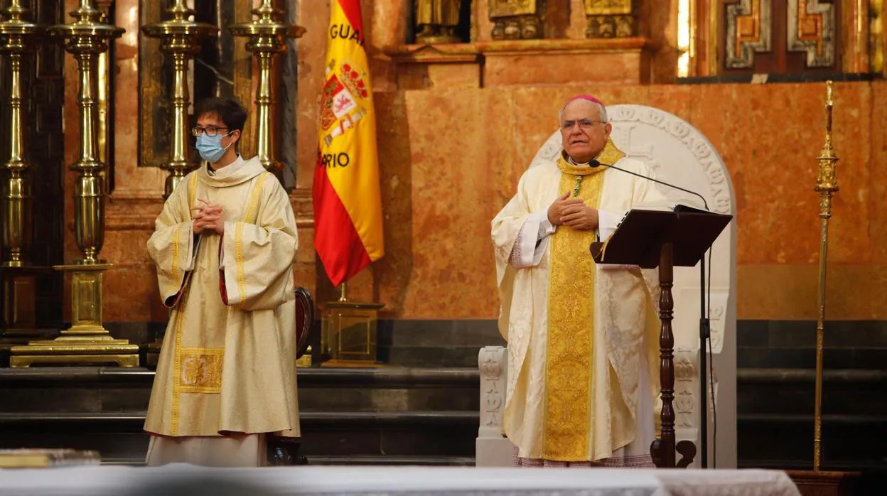 El obispo oficiando misa en la Catedral de Córdoba