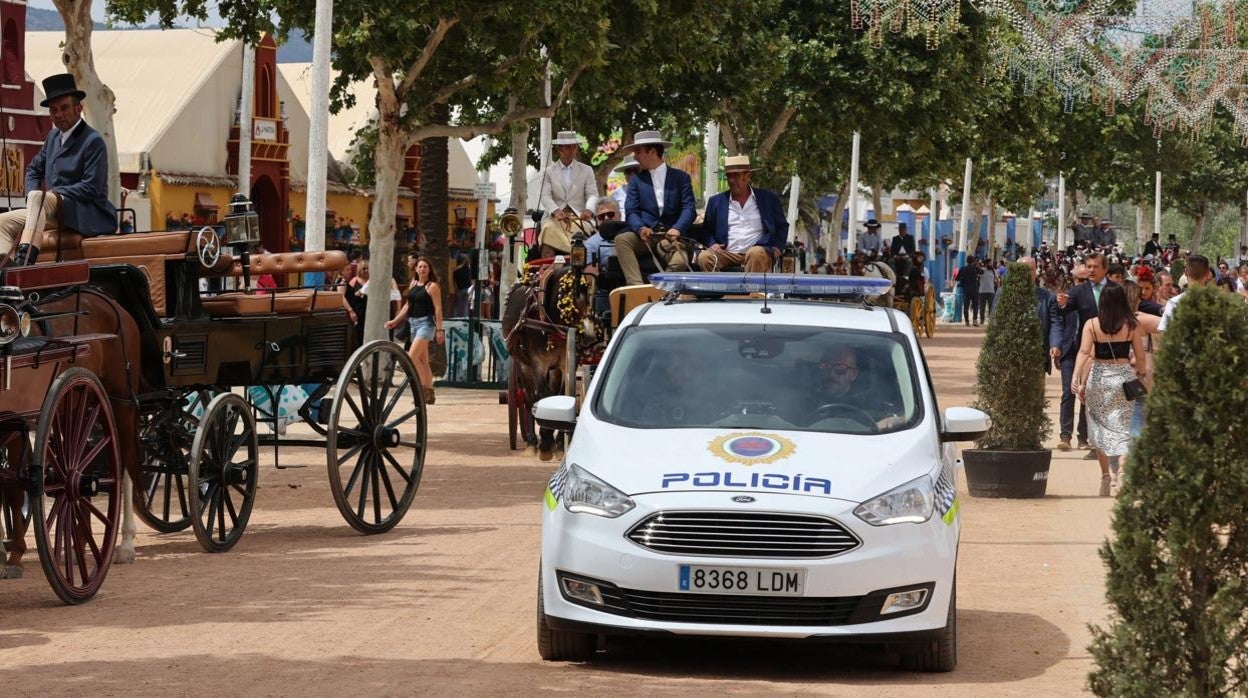 Una coche de la Policía Local, patrullando por el Arenal durante la presente edición de la Feria de Córdoba