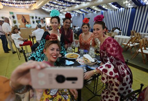 Un grupo de flamencas se hace una foto