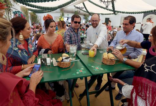 Un profesional de la restauración sirve unas bebidas