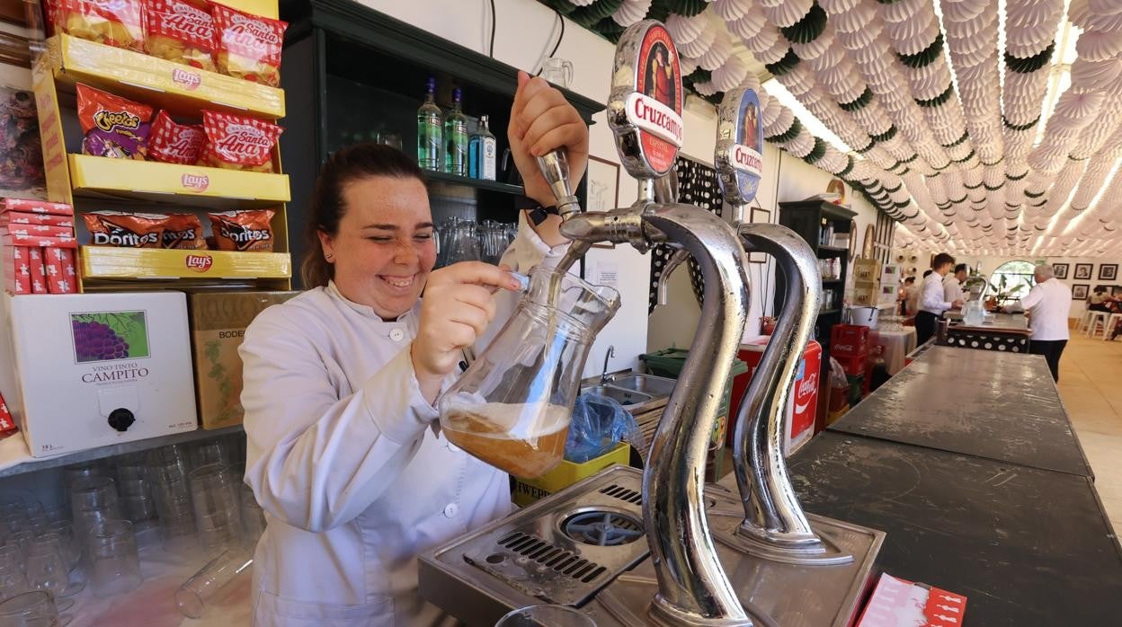 Cristina Ramos llena una jarra de cerveza en la sede del Real Círculo de la Amistad en El Arenal