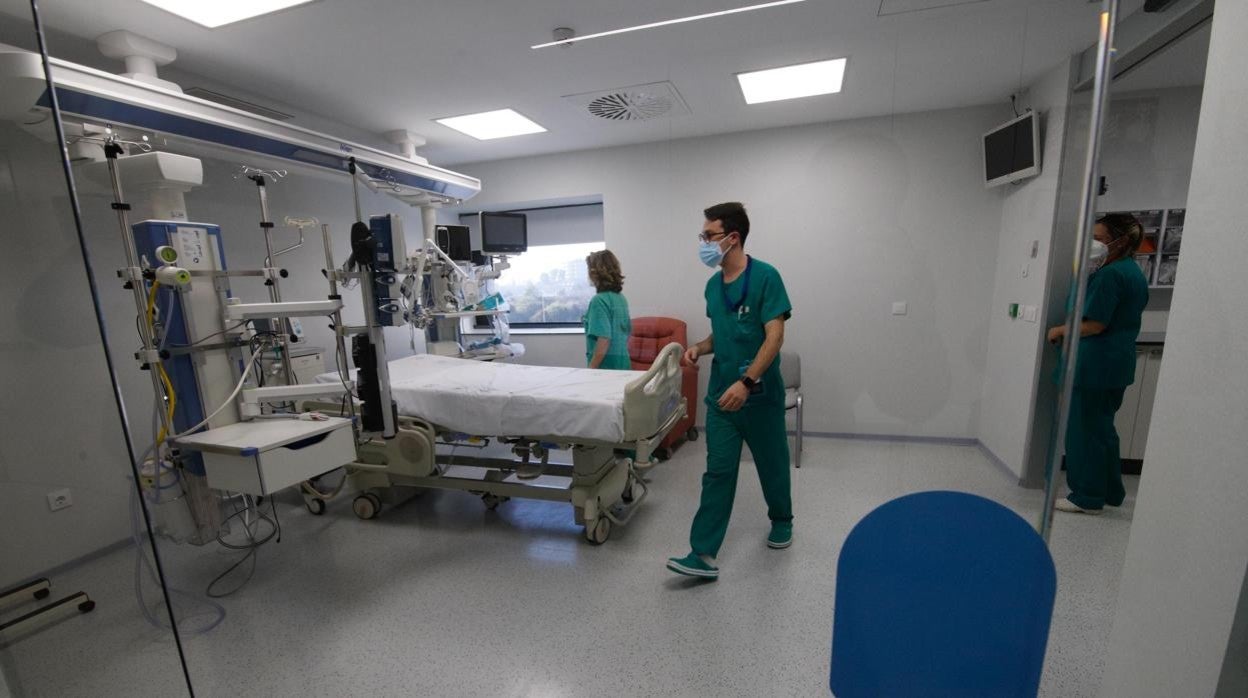 Profesionales sanitarios en la nueva UCI Pediátrica del hospital Reina Sofía, inaugurada en enero de 2022