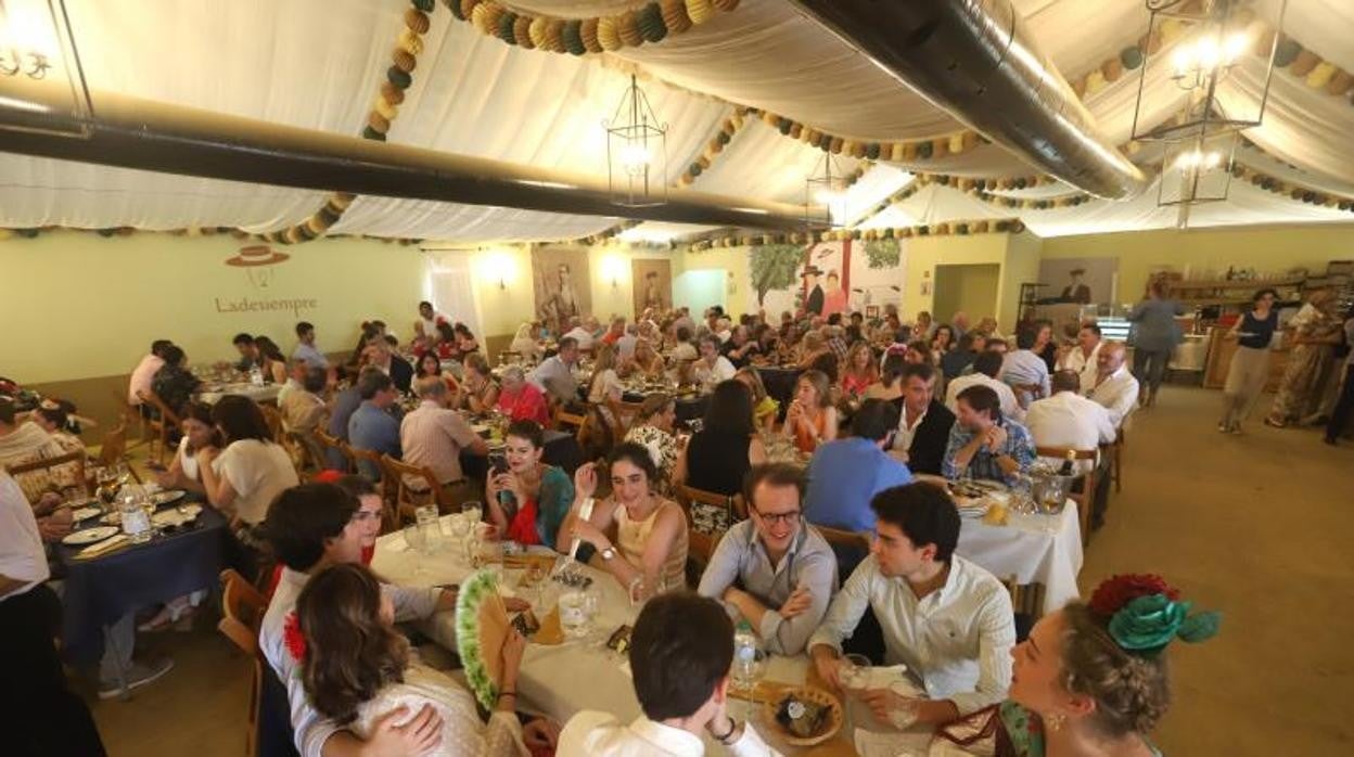 Ambiente en una caseta de feria en la tarde del pasado sábado