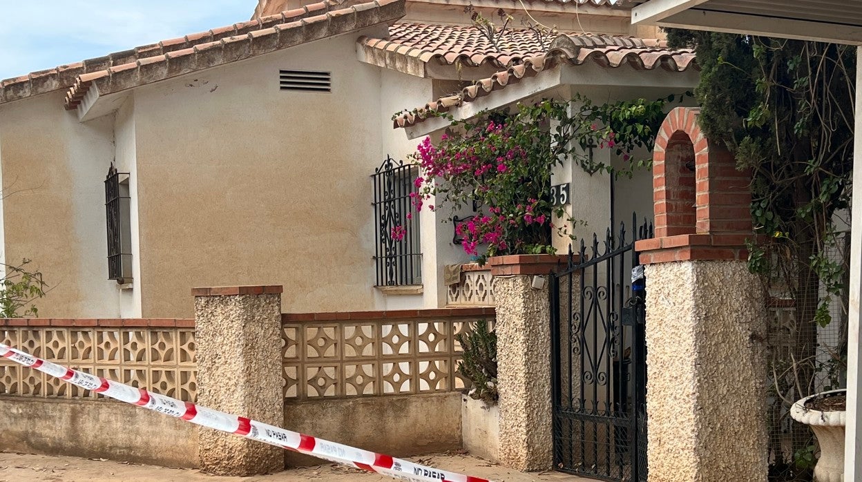 Casa donde se produjo el asesinato en Benajarafe precintada por la Policía