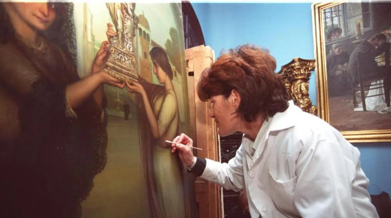 Restauración de un cuadro de Romero de Torres, en una imagen de archivo