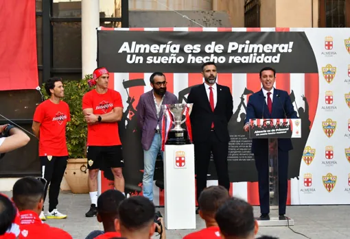 El alcalde y el presidente de la Diputación de Almería durante la recepción al equipo.