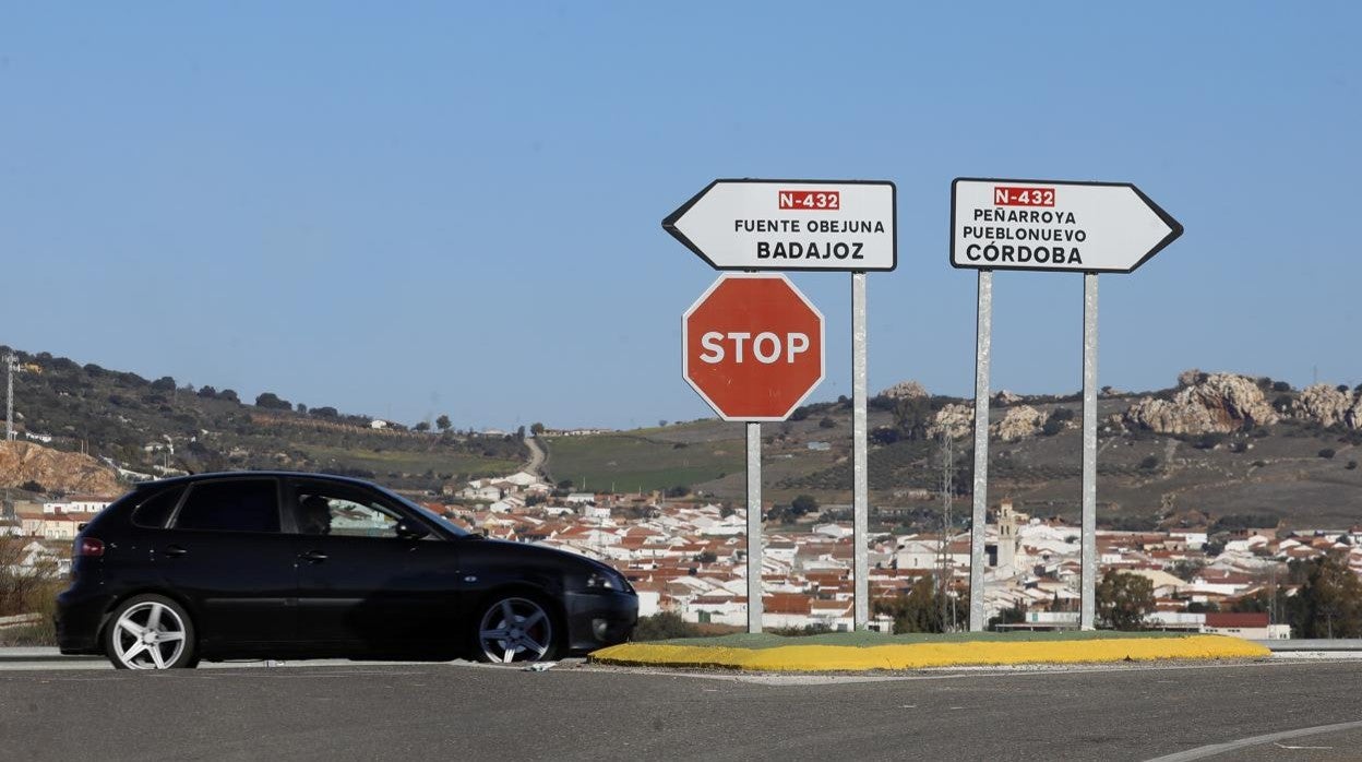 Un coche circula por parte del trazado cordobés de la N-432