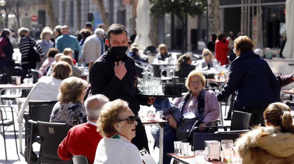 Un camarero en El Bulevar del Gran Capitán