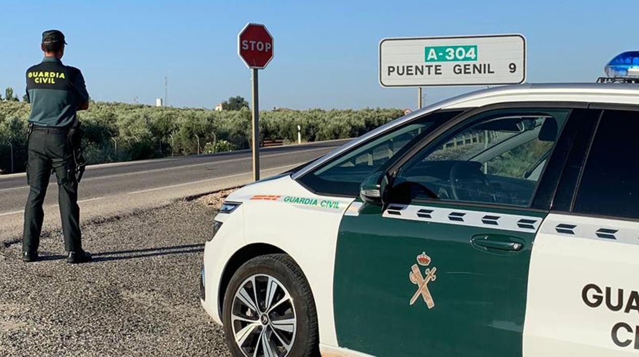 Un guardia civil en un aceso a Puente Genil