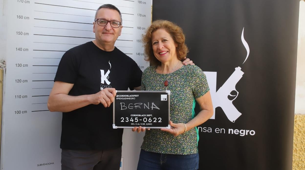 Salvador Gutiérrez junto a Berna González en el ciclo de novela negra CordoBlack