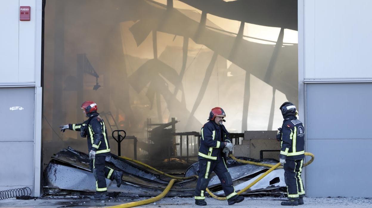 Bomberos, en una imagen de archivo, actuando en el incendio de una nave industrial en la provincia de Córdoba