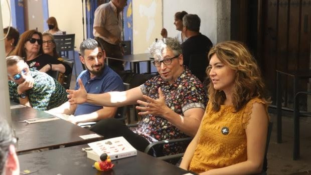 Escritores de novelas ante el guion: «El director no quiere florituras, hay que hacerlo menos retórico»