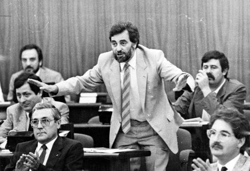 Julio Anguita gesticula en una sesión del Parlamento andaluz de la II Legislatura, en 1986