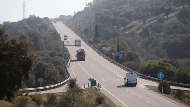 Accidente Córdoba | Muere un ciclista de 41 años en una colisión contra un coche entre Espiel y Peñarroya