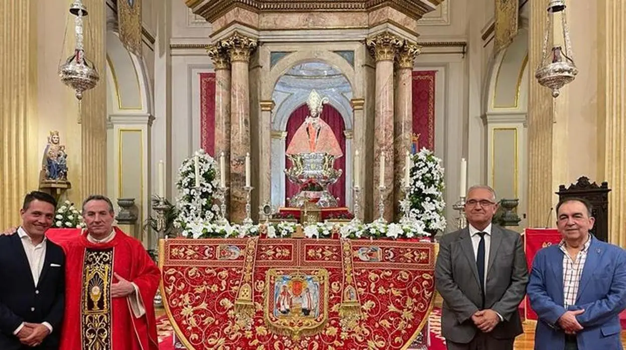 Óscar Ruiz, el párroco, Javier Leoz, el alcalde y Rafael Carmona posan junto al nuevo 'capotico'