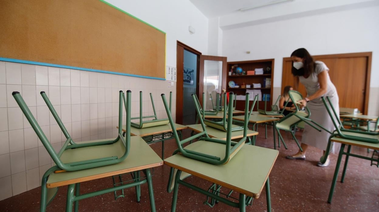 Preparativos para el prmer día de clase en un colegio de Córdoba