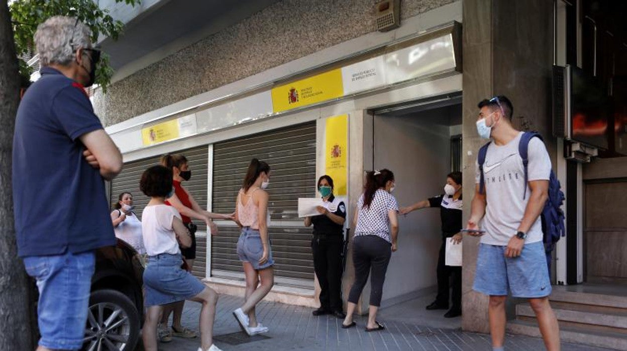 Usuarios a las puertas de una oficina de empleo de Córdoba