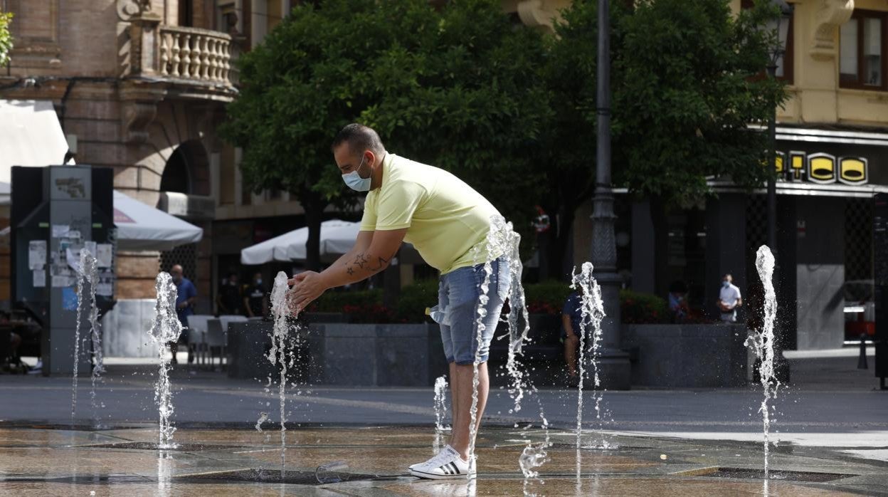 Un hombre se refresca en la plaza de Las Tendillas esta semana