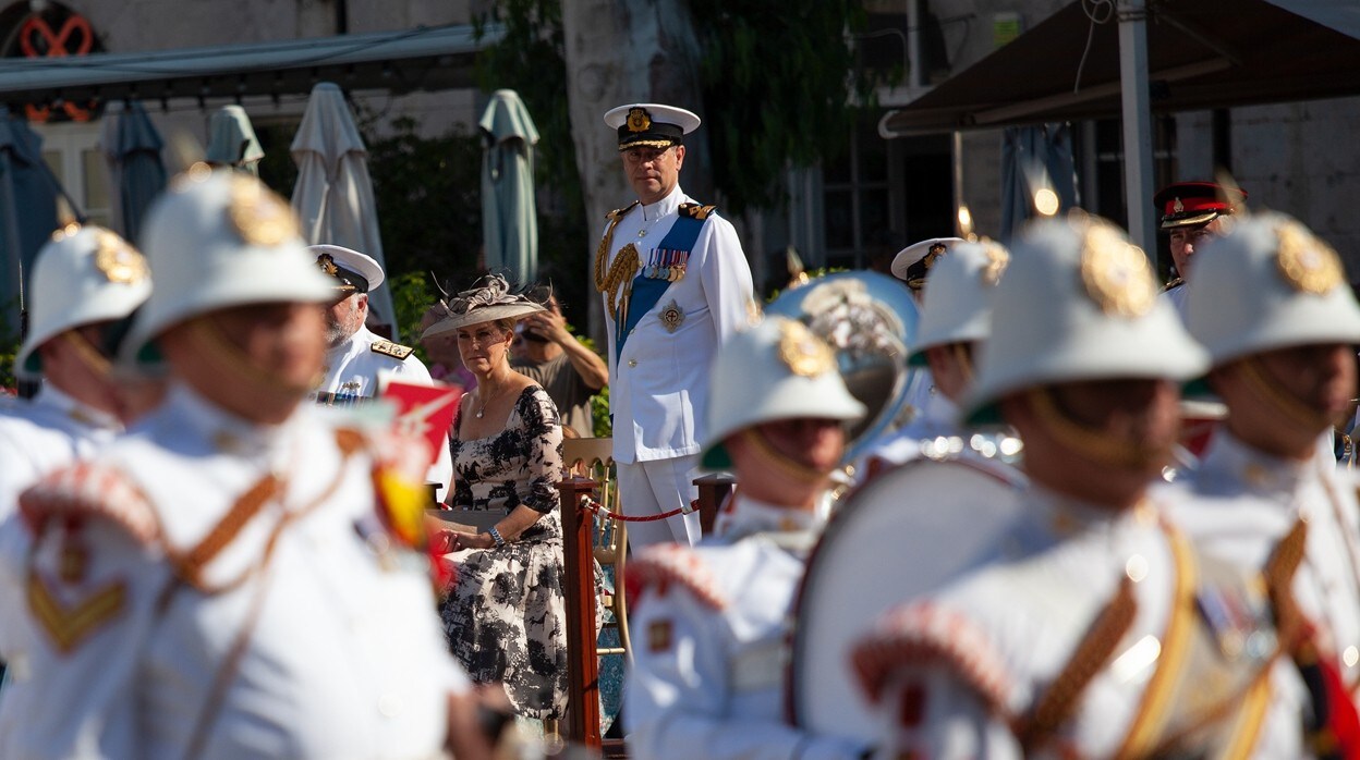 Los condes de Wessex, durante el desfile militar celebrado en Gibraltar