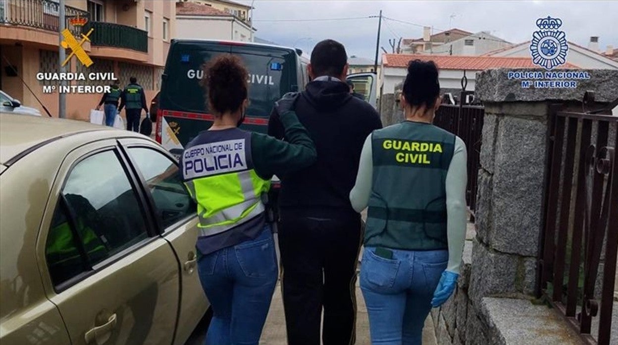 La Guardia Civil y la Policía Nacional, con uno de los detenidos