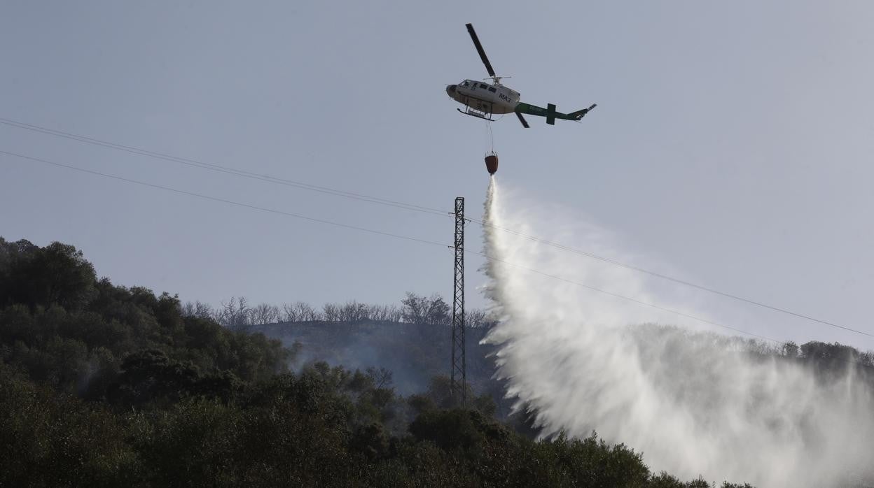 Un helicóptero del Infoca, durante tareas de extinción del fuego