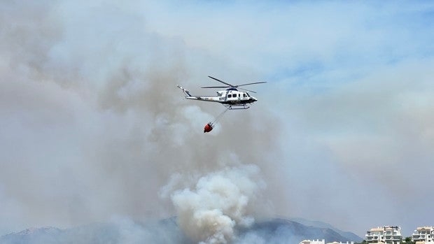 Vuelven a sus casas los vecinos de Benahavís desalojados por el incendio