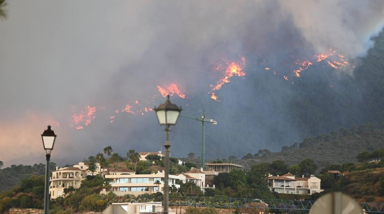 Vista del incendio ayer miércoles desde Benahavís