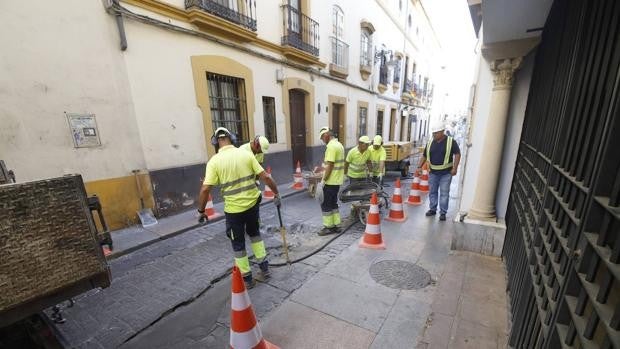 El Ayuntamiento de Córdoba reabrirá el lunes la calle Alfaros y ultima el proyecto para cambiar su pavimento