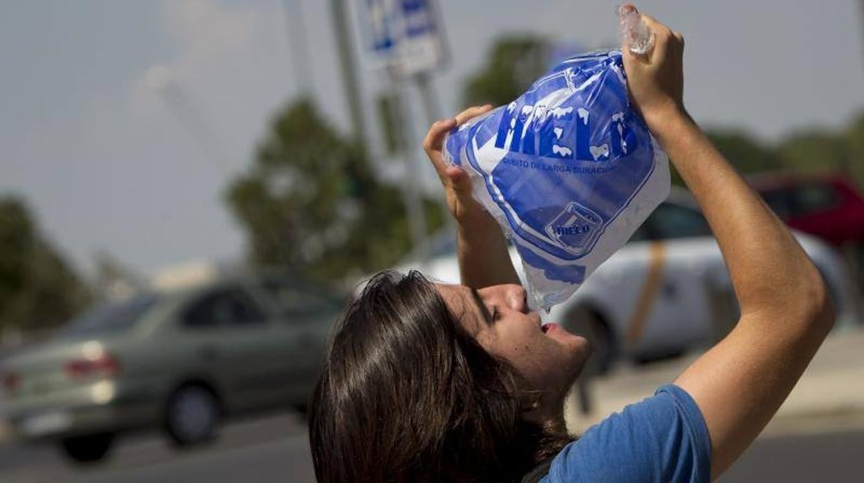 Joven refrescándose con una bolsa de hielo