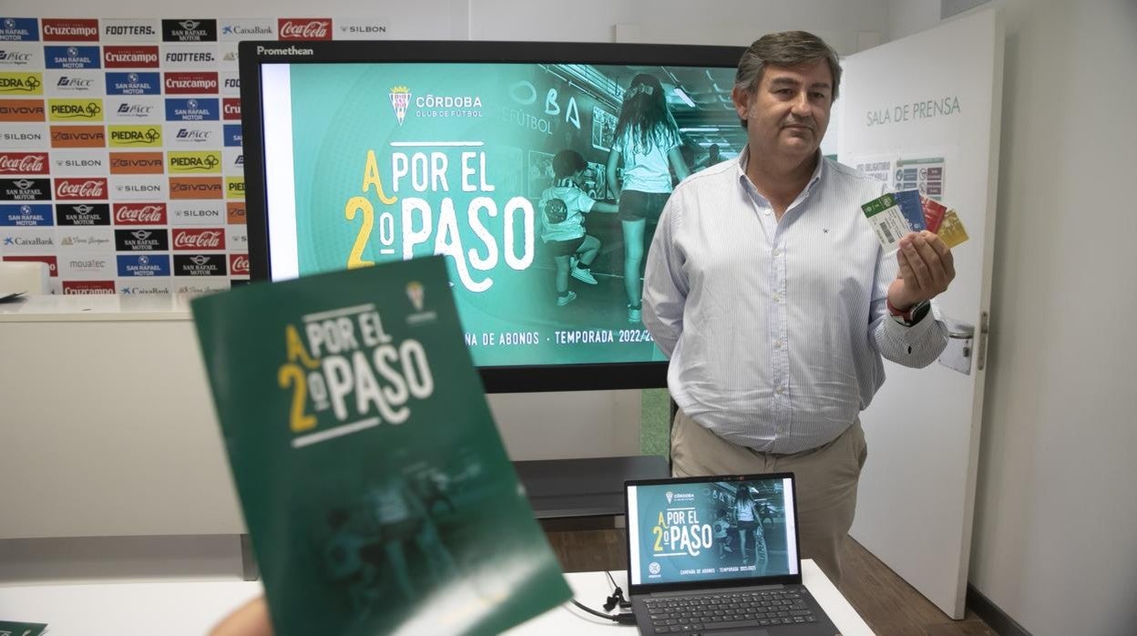 El presidente del Córdoba CF, Javier González Calvo, con los abonos de esta temporada 22-23