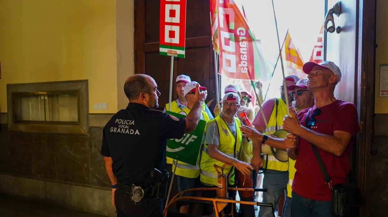 Imagen de manifestantes a las puertas del Ayuntamiento este viernes