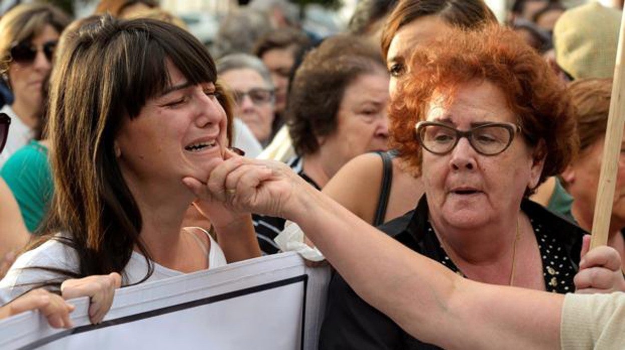 Marianela Olmedo y la madre y abuela de las víctimas, en una concentración