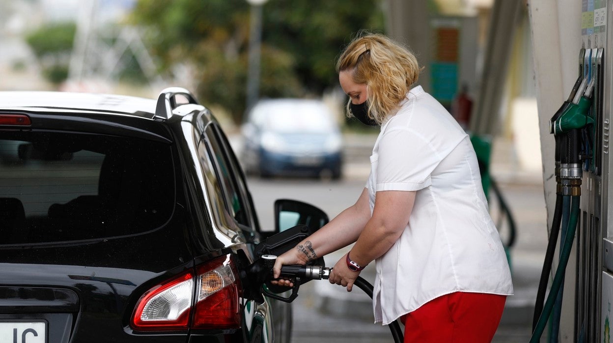 Una mujer reposta en una gasolinera de Córdoba