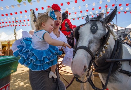 Imagen de archivo de una niña en la feria del Corpus de Granada