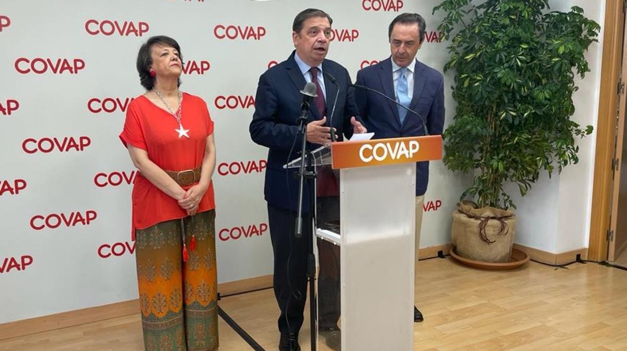 El ministro de Agricultura, hoy flanqueado por la subdelegada del Gobierno y el presidente de Covap