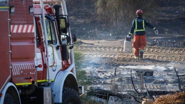 Un herido y 100 chabolas arrasadas en el incendio de un asentamiento en Palos