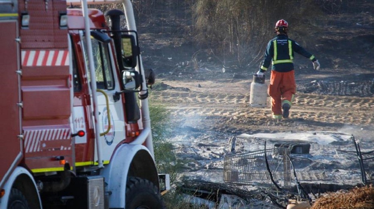 Un efectivo del Consorcio de Bomberos extingue un incendio anterior