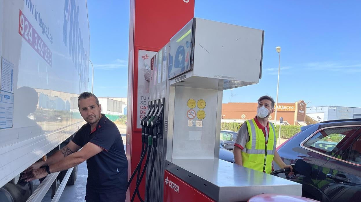 Rafael, transportista cordobés, junto a su camión en Las Quemadas