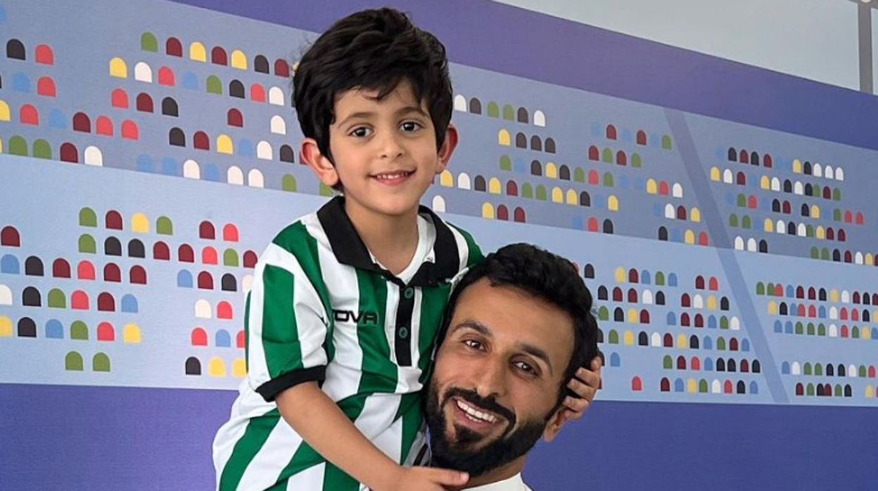 Su Alteza Real Shaikh Nasser bin Hamad Al Khalifa junto a su hijo con la camiseta del club