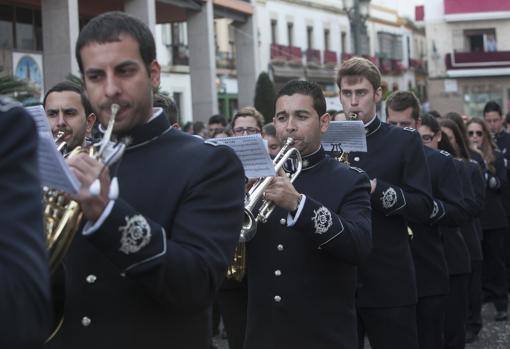 Músicos de Amueci, tras la Virgen del Rosario de Córdoba