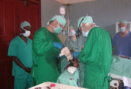 Un grupo de facultativos cordobeses durante una operación en Bangassou