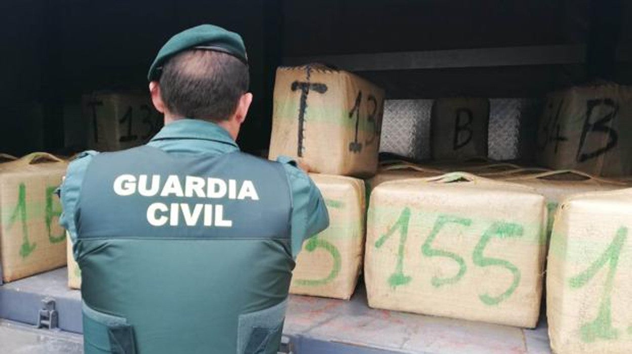 Un agente de la Guardia Civil ante fardos de hachís, en una imagen de archivo