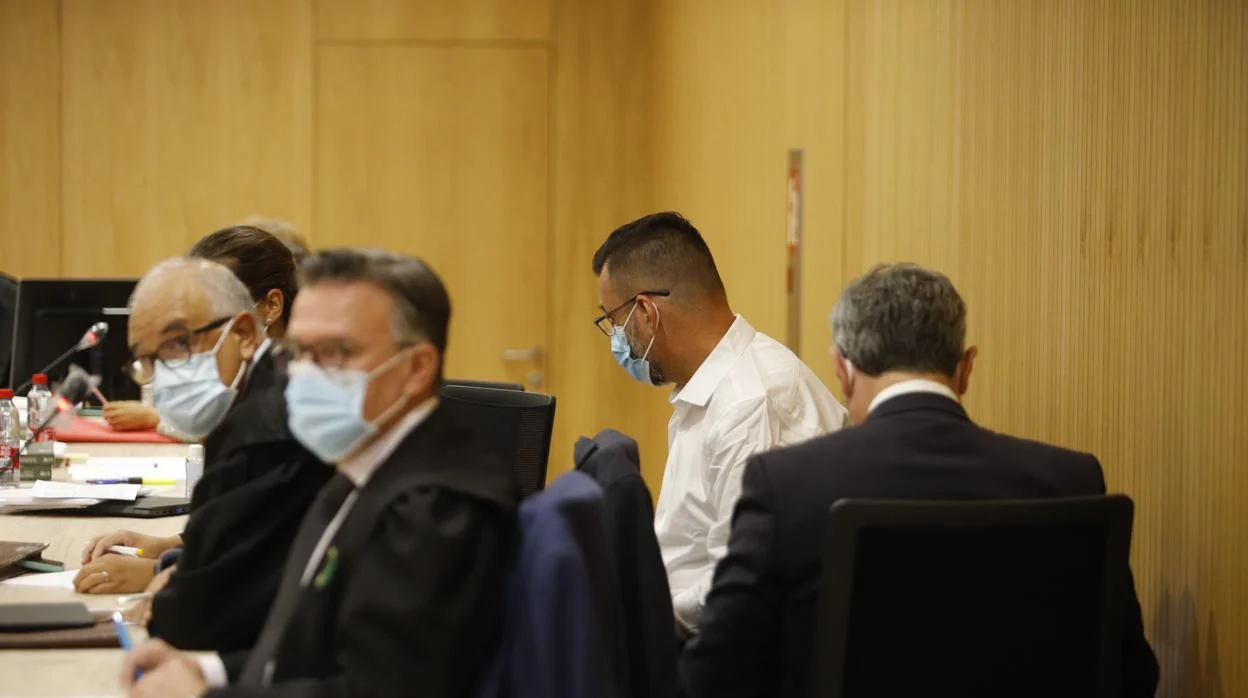 Los dos acusados ante el tribunal popular que los juzga como presuntos autores del crimen de Juan Carlos