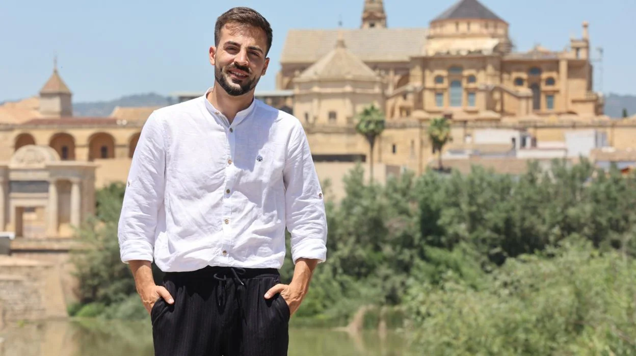 El cabeza de lista de Por Andalucía posa con la Mezquita-Catedral de fondo, antes de la entrevista
