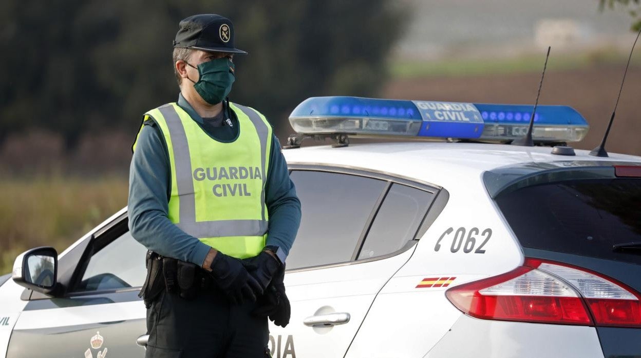 Un agente de la Guardia Civil durante un dispositivo de tráfico en Córdoba