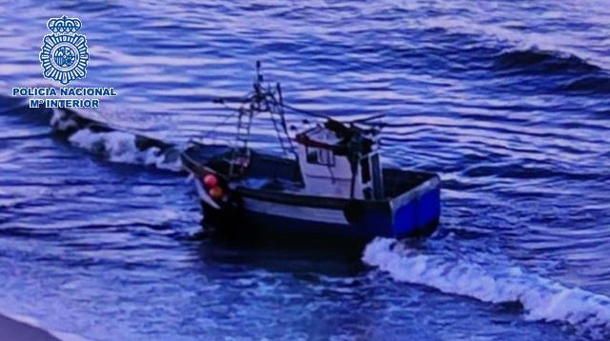 Imagen del pesquero secuestrado tras encallar en la costa de Tarifa