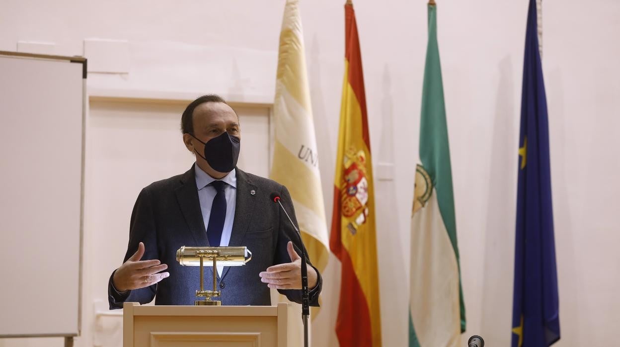 El rector, Gómez Villamandos, toma la palabra durante un acto