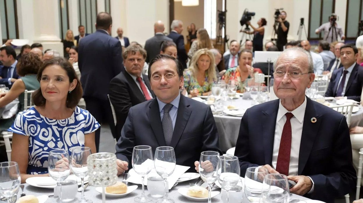 Albares (en el centro), junto a la ministra de Industria, Comercio y Turismo, Reyes Maroto, y el alcalde de Málaga, Francisco de la Torre