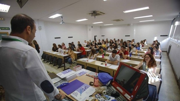 Primeras macro oposiciones sin mascarillas ni medidas anti Covid en Andalucía